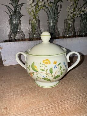 Verastone by Noritake Vintage Cream Porcelain  Sugar Bowl in Linage pattern